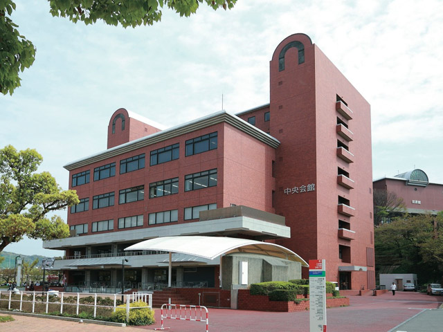 中央会館。学生が授業や自習などで利用する大・中教室やパソコン教室、総合情報基盤センターなどが入っています。