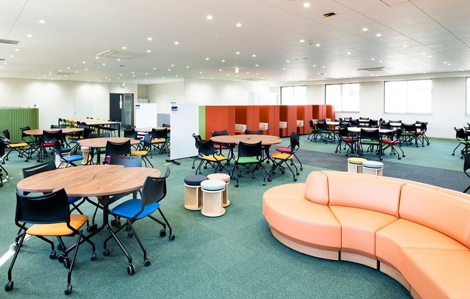 11号館：ラーニングコモンズ　　学生に人気のソロワークブースや少人数で話し合いができるコーチングブースをはじめ、勉強会や発表の練習などに活用できる施設です。
