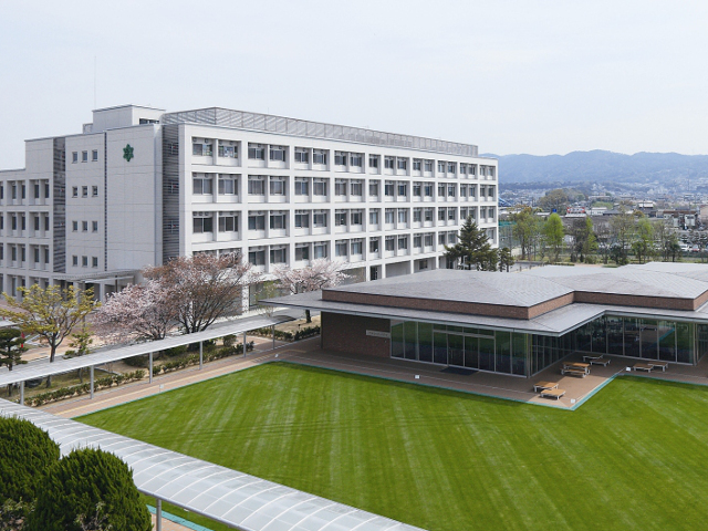 短大校舎「月照館」+サロン・ド・パドマ 月照館は、最新設備を備えた実験・実習室、体育館などを完備。「サロン・ド・パドマ」は芝生に囲まれた学生の憩いのスペース。
