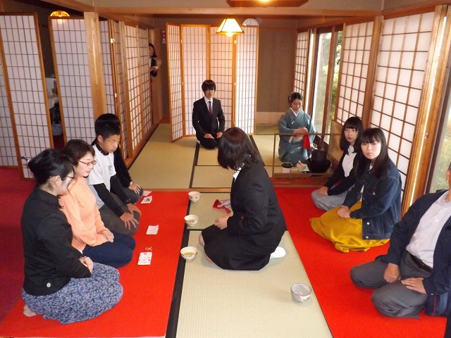 こちらは本格的な茶室手前の礼法室です。