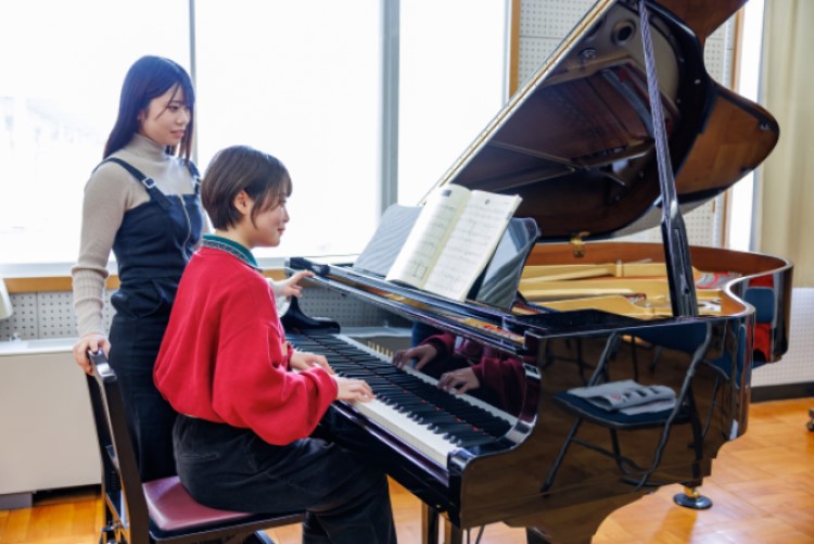 【ピアノルーム】いつでも練習できるのが嬉しい!音楽棟は冷暖房完備で防音設計の個室が60室あります。最上階には音響バツグンの音楽鑑賞用「オーディオシステム」も。