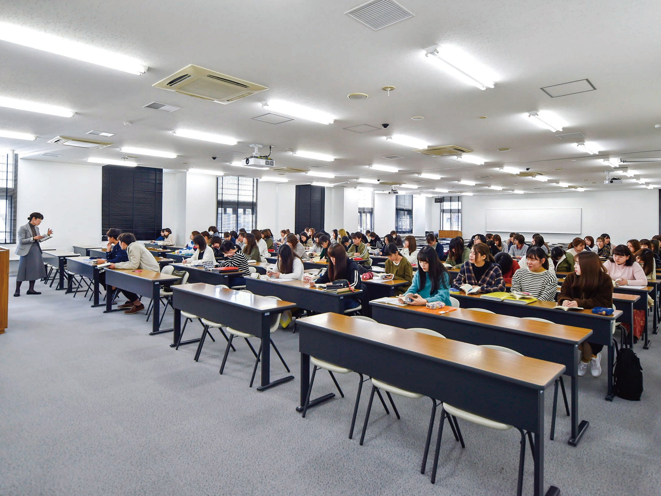 【1号館】大講義室。300人を収容できるスペースには、高品質ステレオ音響システム、DVD＆ビデオシアターシステムなど、ハイスペックな設備が勢揃い。