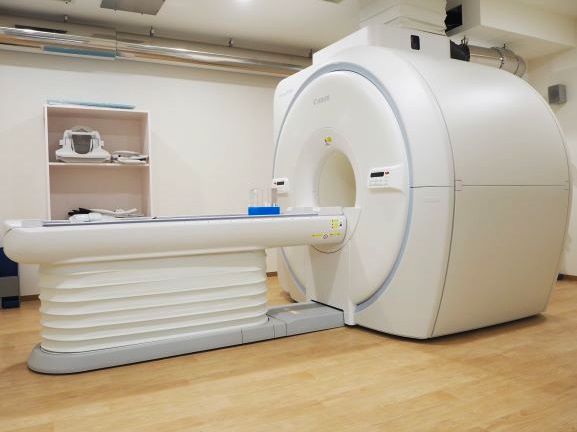 本学では病院で実際に使用されている装置を実験実習に導入し、より高度な実験実習を実現しています。(MR装置)