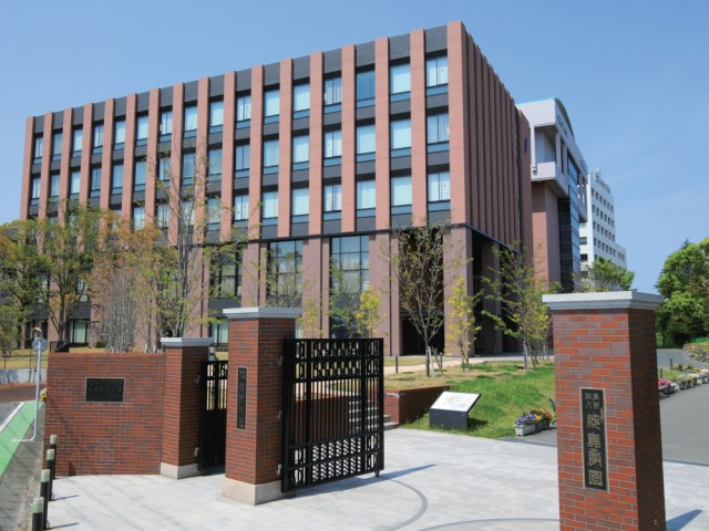 充実した施設を備えた、高台に広がる緑豊かな都心のキャンパス。