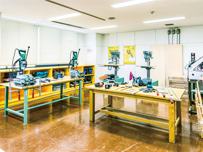 【12号館（寝屋川キャンパス）】デザイン工房I・II・III：3Dプリンタや木加工機を用いた実物大での創造を支援します。