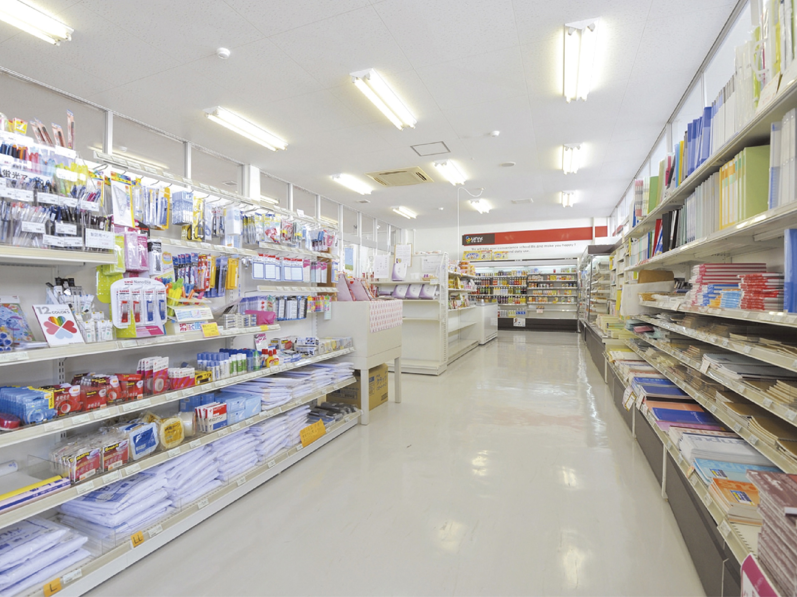 【都城キャンパス(学生交流会館)】学生生協（売店）。幅広く商品を取り扱っています。