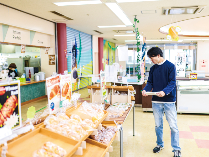 【13号館（寝屋川キャンパス）】ブォナージョベーカリー：学生からも人気の毎日手づくりのパンを販売しています。