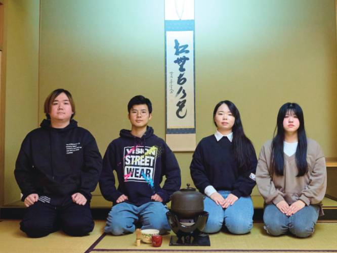■尚徳庵（茶室）：和室作法室にあり、茶室特有の小さな入り口が特徴。茶道部だけでなく授業でも使用し、茶道を通して日本の心を学びます。