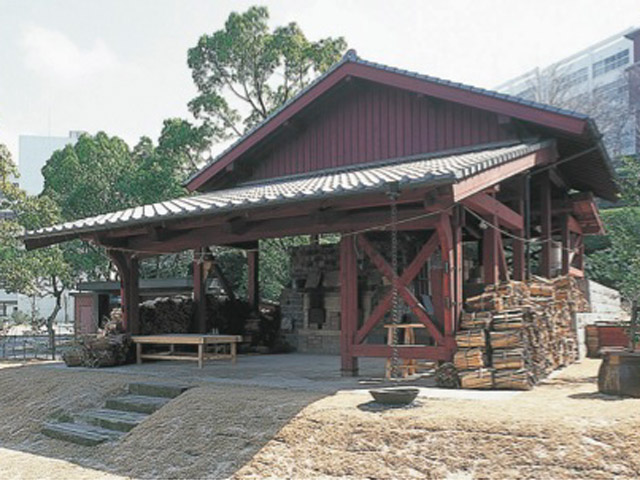 柿右衛門様式窯。日本有数の窯元、有田で伝統の技を育んできた酒井田柿右衛門。人間国宝の十四代、酒井田柿右衛門氏が本学大学院教授に就任した際に築造されました。