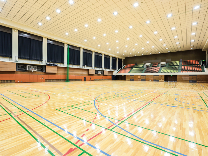 【総合体育館（寝屋川キャンパス）】1階には柔道場、剣道場やトレーニングセンターなどがあり、2階には体育館アリーナがあります。