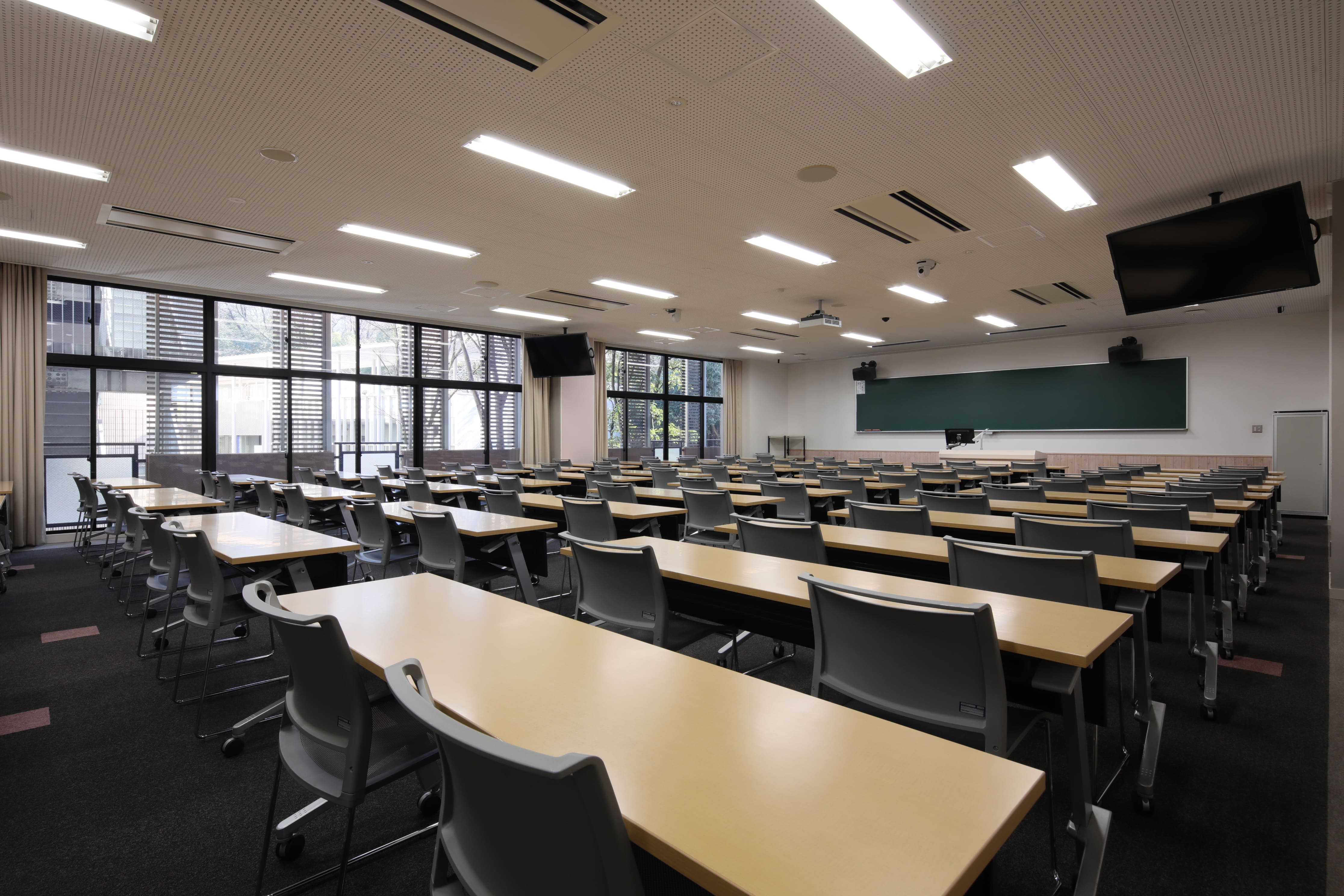 最大90名以上が着席できる教室です。講義形式の授業で活用されます。