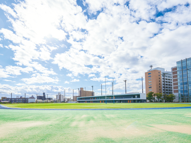 【グラウンド（寝屋川キャンパス）】400ｍトラックと跳躍競技専用コースを完備し、公式競技の場としても利用できます。