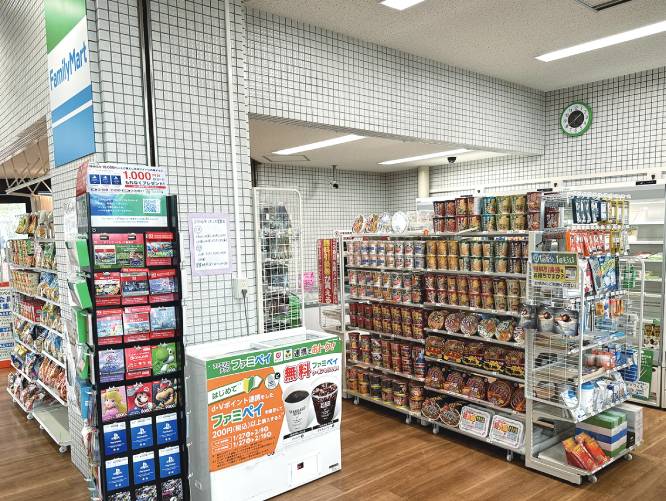 ■学内コンビニ：お昼やちょっとした買い物にあると便利な学内コンビニ。Edy機能搭載のIC学生証で支払いもスムーズ。