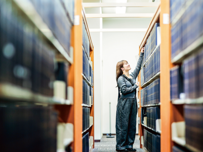 【2号館（枚方キャンパス）】図書館：薬学・看護学・農学などの専門図書と学術雑誌を多数揃えています。