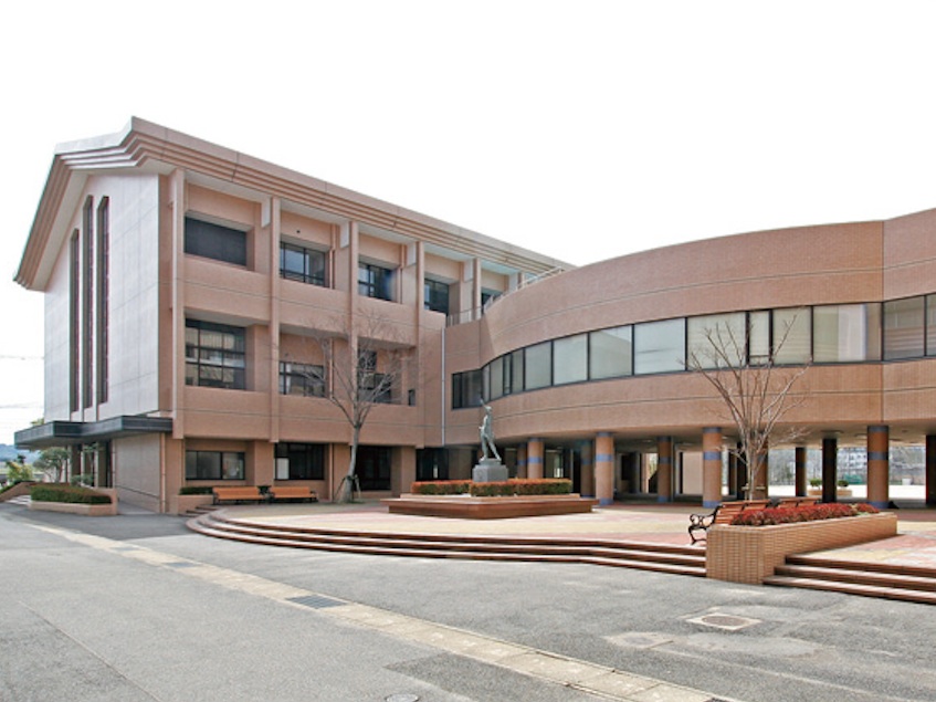 《佐世保校新館講義棟》500名以上収容の大講義室や、授業以外でも自由に使用できる情報処理演習室があります。