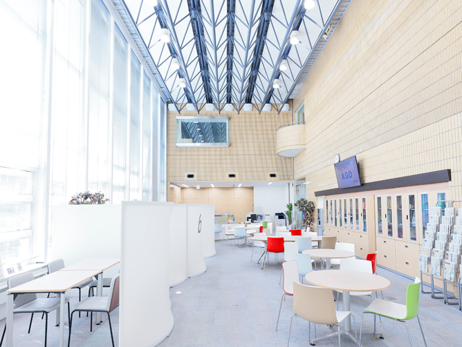 就職支援課/就職面談をするための面談室や面接練習のためのブースを設置し、きめ細かな個別サービスを行っています。