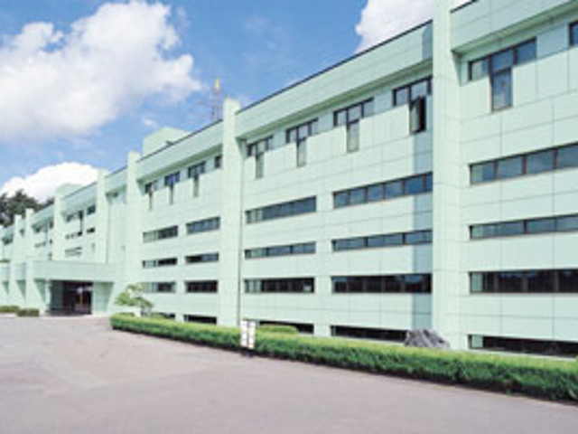 薬学実習棟／薬学部の実験・実習が行われる校舎。模擬病室・薬局を備え、病院・薬局実務実習の事前学習に活用されます。