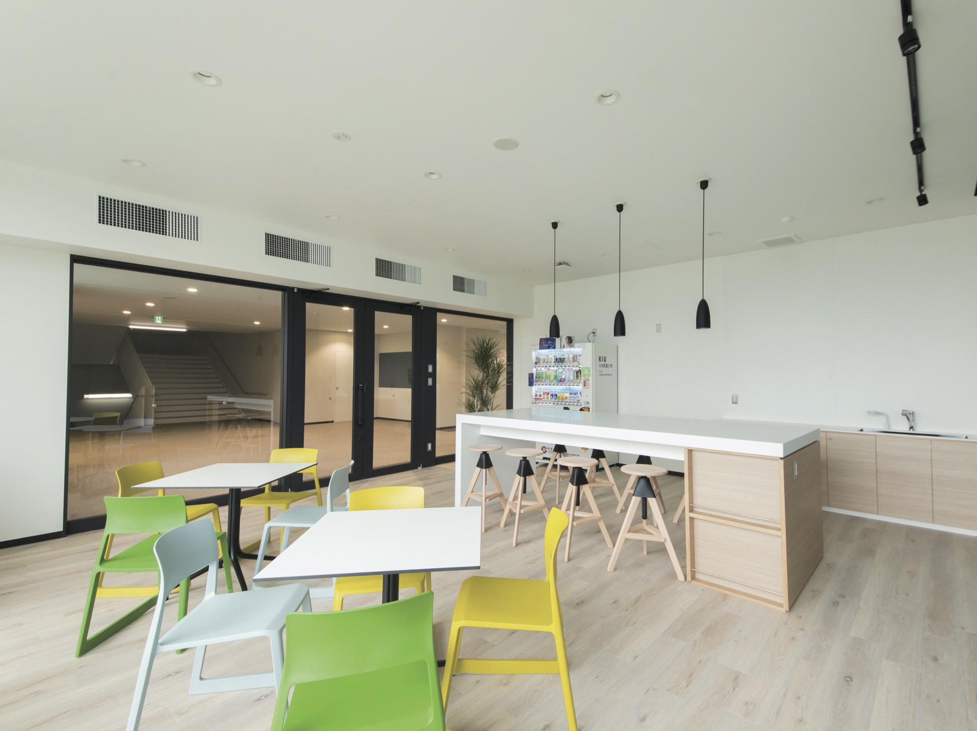 コーナーコモンズ。自習やアクティブラーニング、昼食等に使えるフリースペースです。