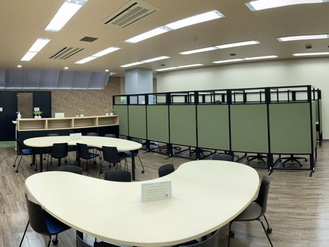Study Roomには完全個室、個人ブースの他、16人までのグループで利用できる大きなデスクも配置されています。