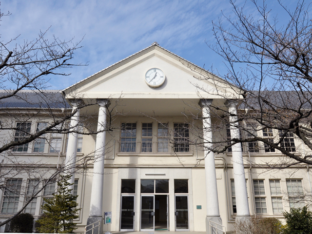 文化庁登録建造物である２号館。 2004年には本学がロケ現場となった「サマータイムマシン・ブルース」撮影のため、大時計が設置されました。