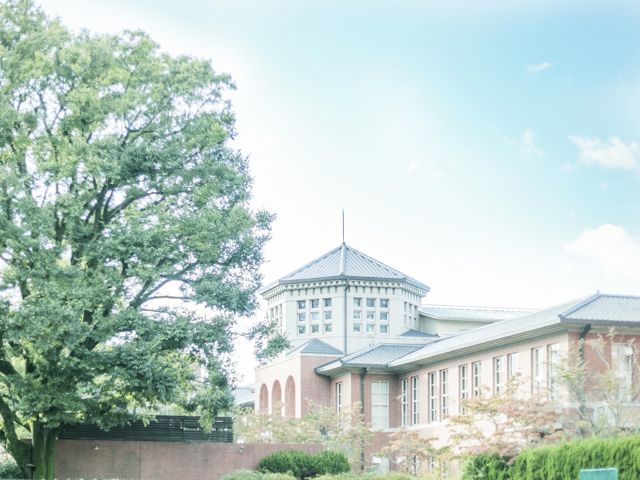 今出川キャンパスの象徴的建物栄光館。八角形の塔屋には、美しいステンドグラスがあります。