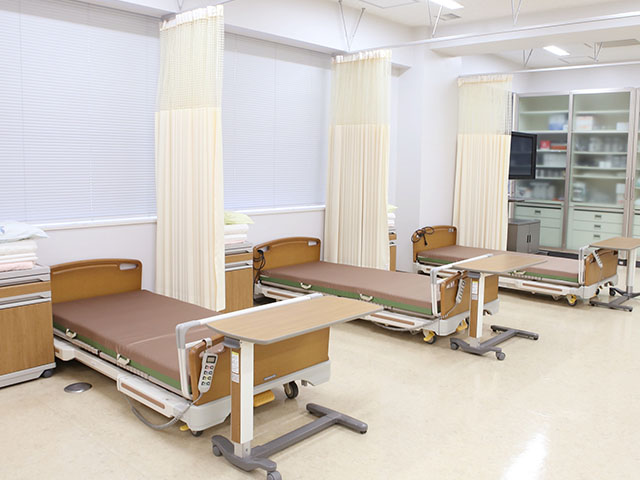 介護実習室：介護用ベッドやケアの基本を学ぶための、介護用ベッドリフト付浴槽等を備えています。在宅介護の技術も学べます。