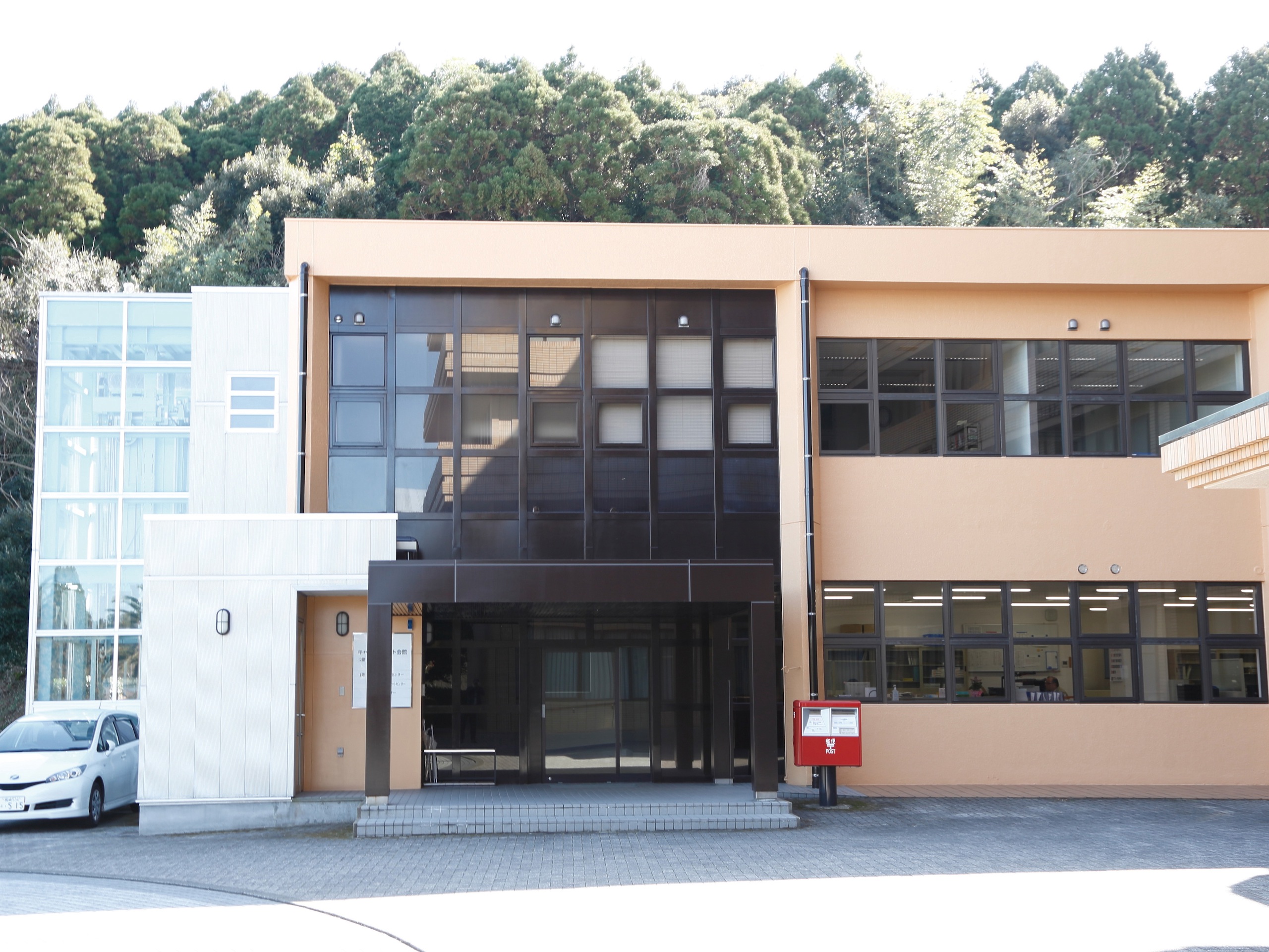 【キャリアサポート会館(2号館)】就職総合支援センターや保健管理センター、高度な専門知識を学ぶ学内塾や学生相談室などがあります。