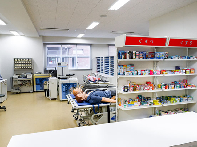 薬学部：模擬薬局と患者の容態変化を再現する等身大シミュレーター