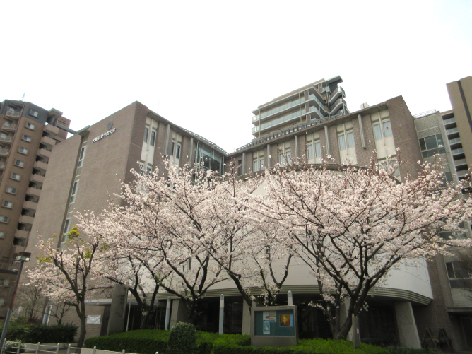 【大学２号館（鶴見学舎）】大学１号館、大阪メトロ長堀鶴見緑地線「今福鶴見」駅より徒歩約5分。