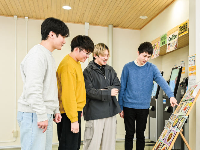 【2号館（枚方キャンパス）】枚方食堂：定番メニューが充実しており、毎日たくさんの学生が利用します。