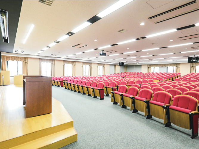 【3号館（枚方キャンパス）】メディックスホール：約300人の収容が可能な多目的ホールです。学外者を招いての講演会も頻繁に開催されています。