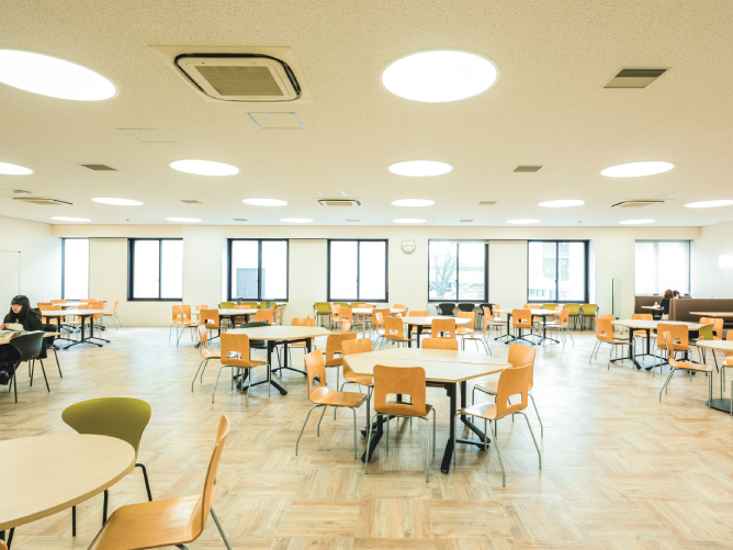 【3号館（枚方キャンパス）】学生談話室：自習はもちろん、学生たちの憩いの場となっています。