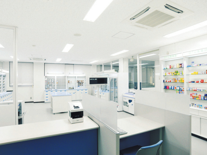 【6号館（枚方キャンパス）】保険薬局実習室：薬剤師業務の「現場」を再現しており、ほかにも病院内薬局、無菌製剤室、注射調剤室などがあります。