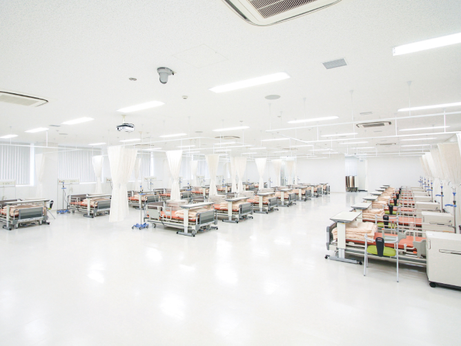 【7号館（枚方キャンパス）】基礎看護学実習室：シミュレータや計測器などさまざまなバイタルサインを測る最新機器を揃え、基礎看護技術を学ぶための環境を整えています。