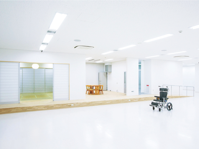 【7号館（枚方キャンパス）】老年・精神・在宅看護学実習室：一般家庭の環境を再現した実習室で、種々の車椅子や高齢者体験装具を用いた実践的な演習が行えます。