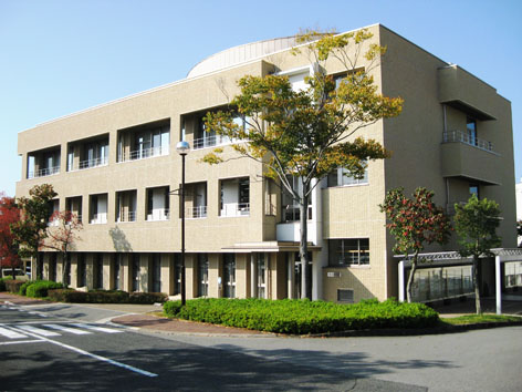 （総合研究棟）教育支援課や学生支援課，キャリアセンターなどが入っています。