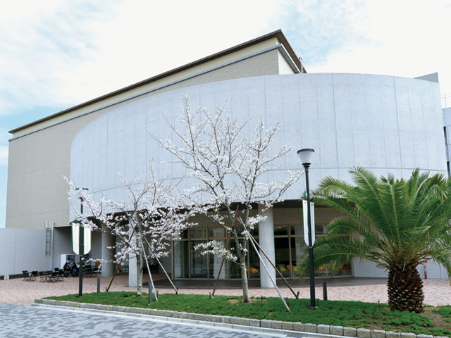 ステージ機能を持ちイベントにも使用できる体育館です。1階にはダンスレッスンなどに利用できるスペースを、2階にはバスケットコート2面がとれるスペースを設けました。