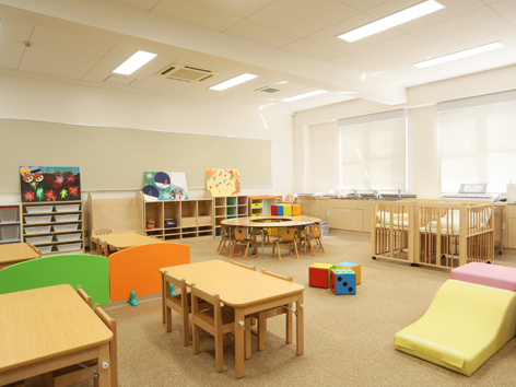 保育実技を中心に学習するため、幼稚園や保育所をイメージした教室となっています。幼児用ロッカーや絵本棚、おむつ交換ベッドなどの設備も整っています。