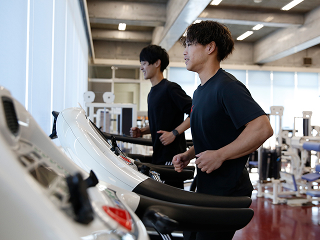 総合体育館トレーニングルーム：最新トレーニングマシン多数有