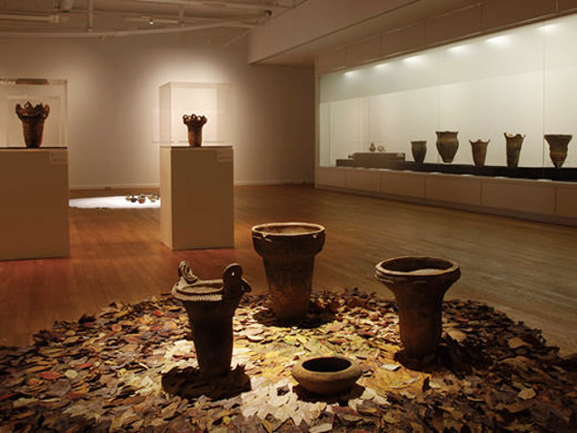 【芸術館】所蔵品を常設展示している博物館。年2回の展覧会のほか特別展なども開催。学園祭での学生作品展や卒業制作展など学生の教育活動の場としても活用されています。