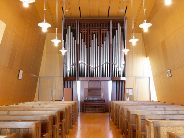 【パイプオルガン】神聖で厳粛な音色を響かせるパイプオルガン。実際に弾き方を学べる講座もあります。