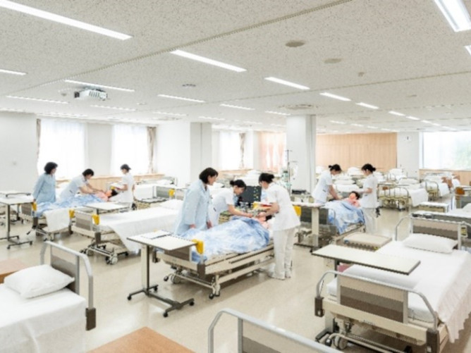 明るく広々とした「看護実習室」。最新シミュレーター教材や高度な専門知識の修得に役立つ設備が整っており、実際に即した看護技術を学ぶことができます。