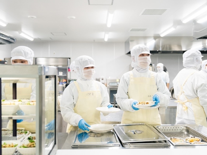 給食経営管理実習室:各種調理機器や下処理室や食器洗浄室を完備し、大量調理に関する知識や実践的な手法を学びます。