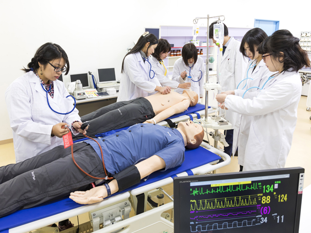 薬学部：シミュレーター人形群では患者の容態変化を再現する等身大のシムマンなど多彩なシミュレーターを導入