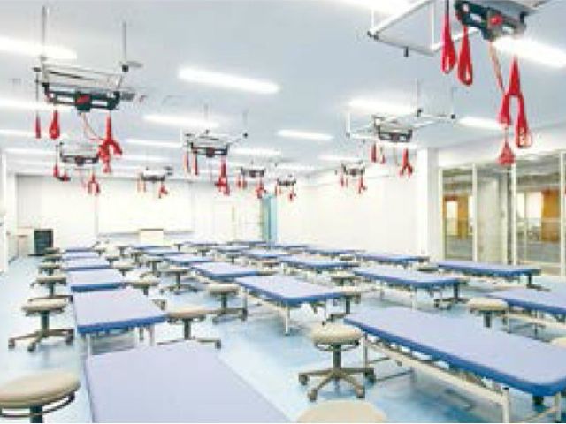 治療室：理学療法の実習で利用されます。骨・関節系、成人・小児中枢神経疾患等の治療方法を学びます。