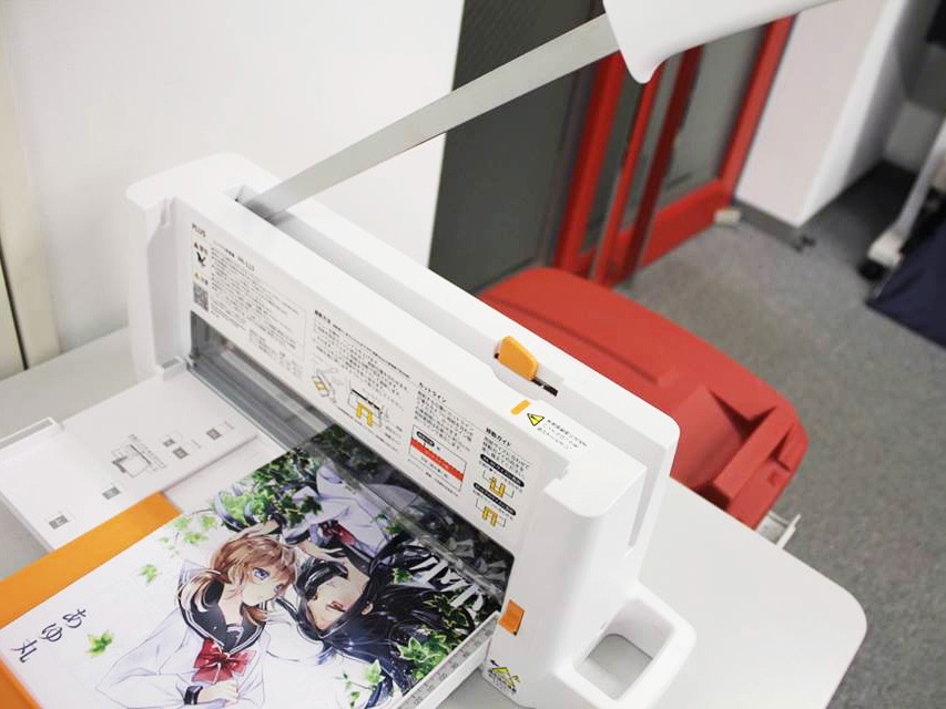 3Dプリンターやレーザーカッター、オリジナル缶バッジ制作機、大判プリンター、オリジナル創作本制作用中綴じ製本機などがあり、オリジナルグッズ制作などに利用できます。