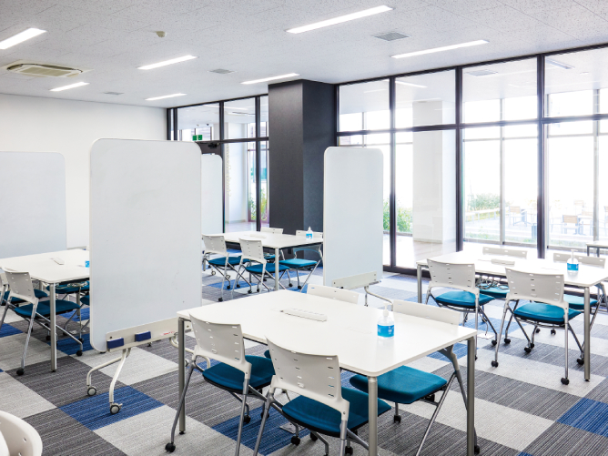 【8号館（枚方キャンパス）】自習室：快適な学習環境に配慮した自習室です。グループ学習や、個人学習など多くの学生が利用しています。