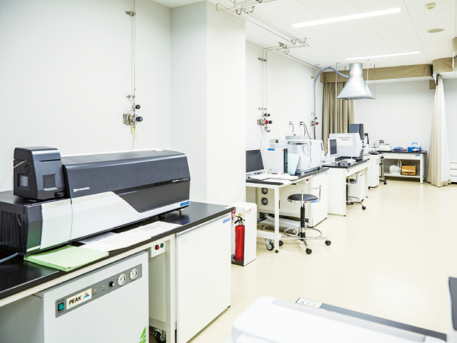 【8号館（枚方キャンパス）】共同機器室： LC-MS/MS、次世代型DNAシーケンサー、超解像共焦点レーザー顕微鏡、SEMなど最先端機器を備え、高度な研究環境を整えています。