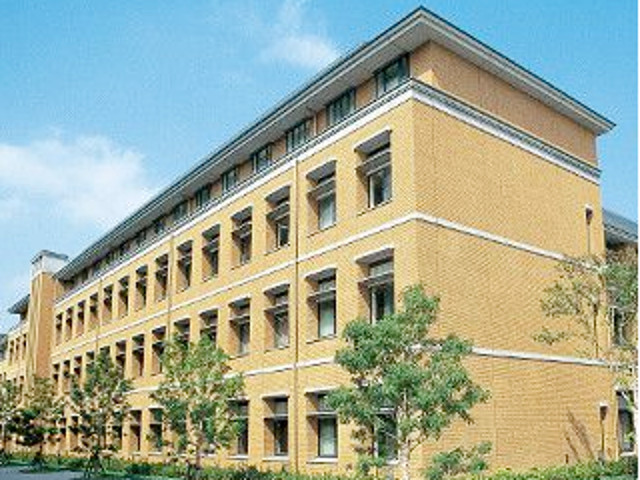 教室棟２号館：本館の東側に位置し、語学教育に適した小教室を中心とした構成となっている。