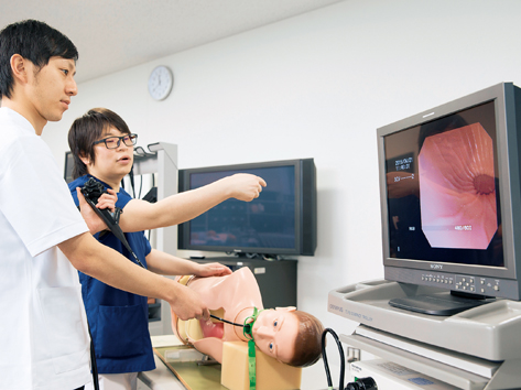 クリニカルシミュレーションセンター。臨床手技訓練や高度な医療、看護技術に慣れるためにITを活用した模型や最新のシミュレーターによる演習が行える施設です。